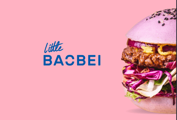 Burger Little Baobei au pain bao rose et graines de sésame noir sur fond rose
