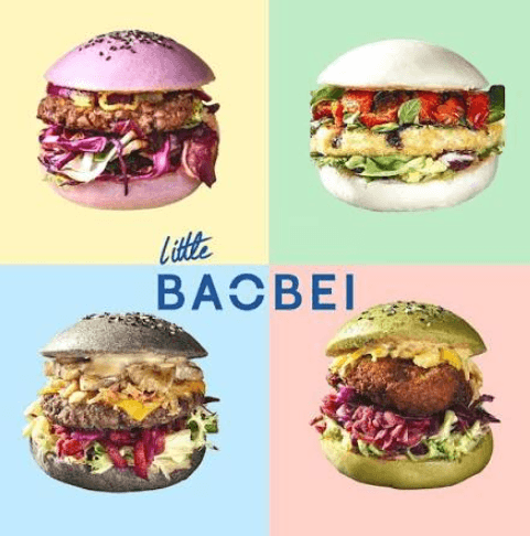 Les quatre burgers signature Little Baobei sur fonds pastel : pain bao rose, nature, charbon et matcha