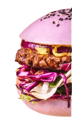 Burger Little Baobei au pain bao rose et sésame noir, garni de bœuf, oignons rouges et chou croquant